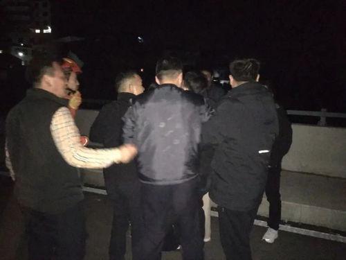 跳桥男子吃瓜,吃瓜群众围观背后的真相与反思