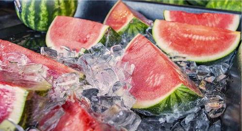 订婚现场吃瓜图片真实,甜蜜现场!订婚宴上吃瓜群众围观甜蜜瞬间 第1张 订婚现场吃瓜图片真实,甜蜜现场!订婚宴上吃瓜群众围观甜蜜瞬间 第1张