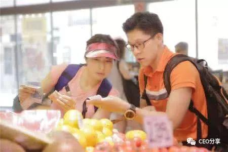 订婚现场吃瓜图片真实,甜蜜现场!订婚宴上吃瓜群众围观甜蜜瞬间 第3张 订婚现场吃瓜图片真实,甜蜜现场!订婚宴上吃瓜群众围观甜蜜瞬间 第3张