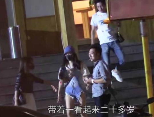 ktv白衣男子吃瓜,揭秘娱乐圈的神秘一角  第1张