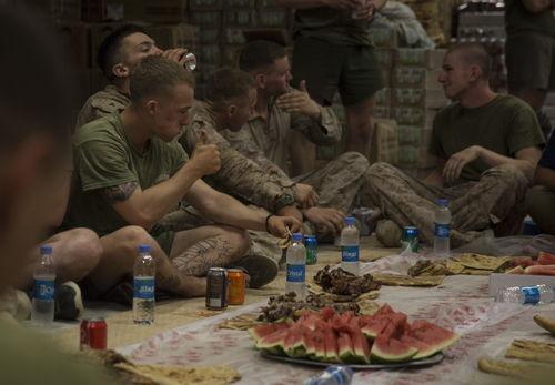 吃瓜美军图片,揭秘战地生活趣味瞬间  第1张