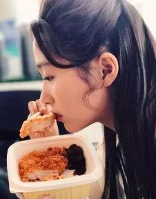 摆东西准备吃瓜