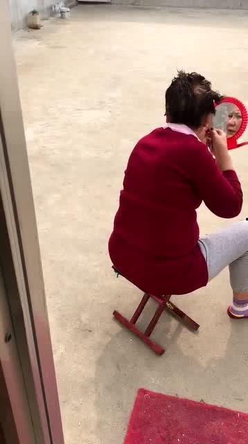 吃瓜阿姨的照片,捕捉生活中的欢乐与温馨