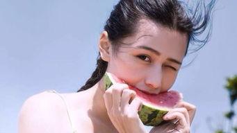 梦见吃瓜文案女孩